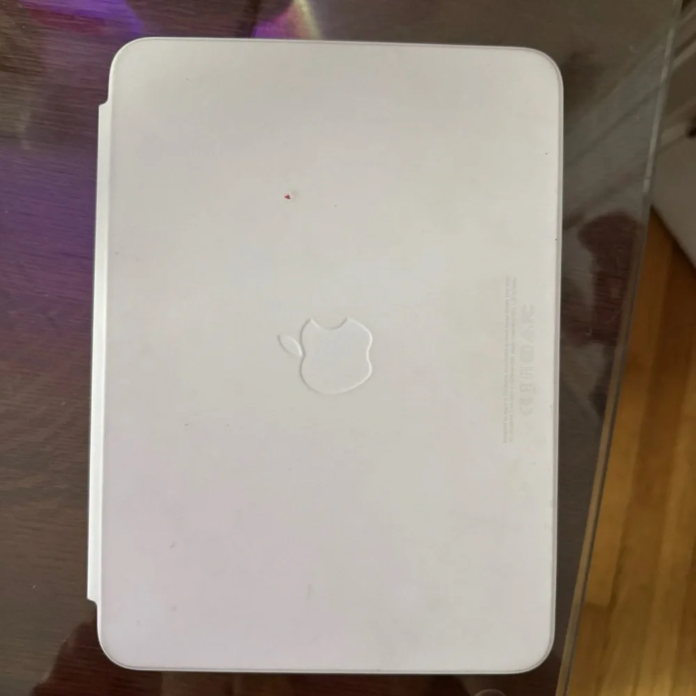 Apple Tablet in Pink with folio keyboard case and usbc Apple Pencil